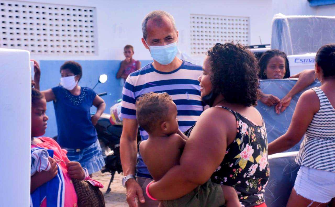 Camacã: Prefeito Paulo do Gás acompanha entrega de donativos as famílias atingidas pelas chuvas